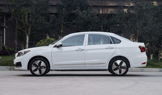 400KM Dongfeng Fengshen E70 বিশুদ্ধ বৈদ্যুতিক কমপ্যাক্ট গাড়ি 4 দরজা 5 আসন
