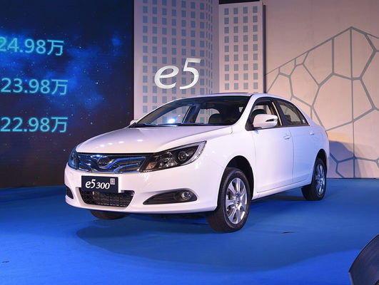 305KM 400KM BYD E5 EV উচ্চ কার্যক্ষমতা সম্পন্ন বিশুদ্ধ বৈদ্যুতিক 4 দরজা 5 আসন
